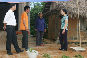 Đại diện Ban thanh tra nhân dân xã Dân Hòa (Kỳ Sơn) kiểm tra, giám sát việc thực hiện Chương trình 167 hỗ trợ làm nhà cho hộ nghèo trong xã.